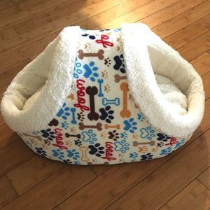 NWOT PLUSH HOODED DOG OR CAT BED